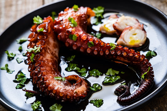 Recette méditerranéenne : poulpe grillé à la grecque au braséro, saveurs authentiques garanties